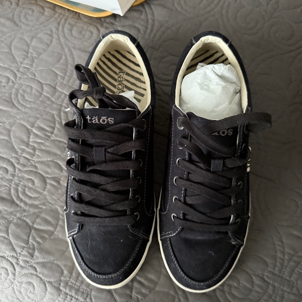 Women’s Taos shoes 9.5W